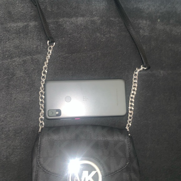 Michael Kors Logo crossbody. - Picture 2 of 6